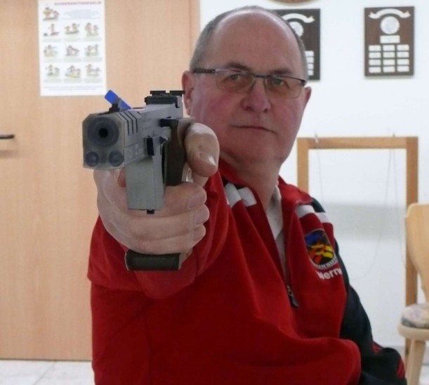 Nichts als Zehner: Routinier Werner Müller von der SG Velden erwischte bei der Gaumeisterschaft einen echten „Traumtag“ und schoss mit der Kleinkaliber-Sportpistole auf dem Weg zu seinen ausgezeichneten 566 Ringen sogar eine perfekte 100er-Serie.