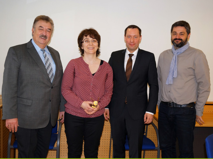 Bürgermeister Konrad Rupprecht, Annemarie Hummel-Schart, Landrat Armin Kroder, Grundschulleiter Ralf Karg. Foto: privat