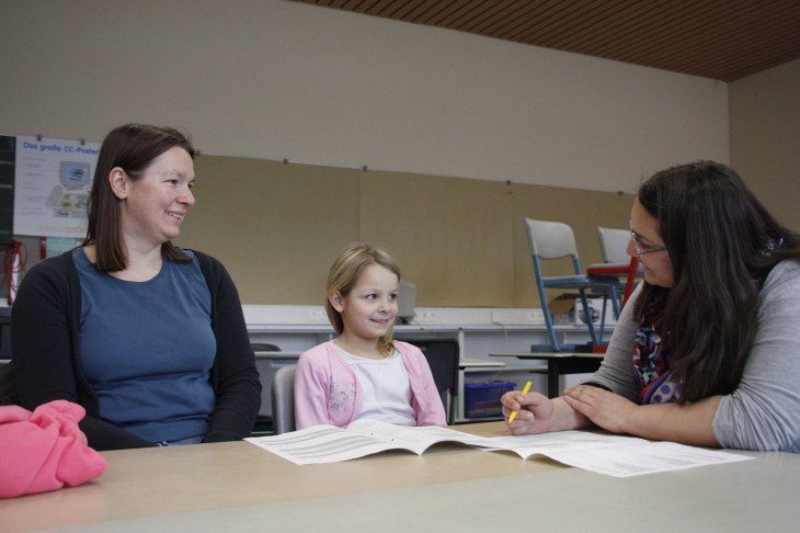 Statt Zwischenzeugnis: Lehrerin Margit Ziegler (rechts) führte das Lernentwicklungsgespräch mit Nina Lukas und Tochter Sophie. Foto: A. Pitsch
