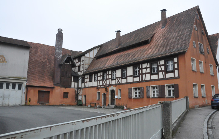 Rund die Hälfte des rechten Hauses hätte laut ursprünglichem Plan nicht abgerissen werden dürfen. Das Denkmalamt will jetzt auch die Mälzerei (links, mit Schornstein) erhalten, also das gesamte Gebäude. Foto: Kirchmayer