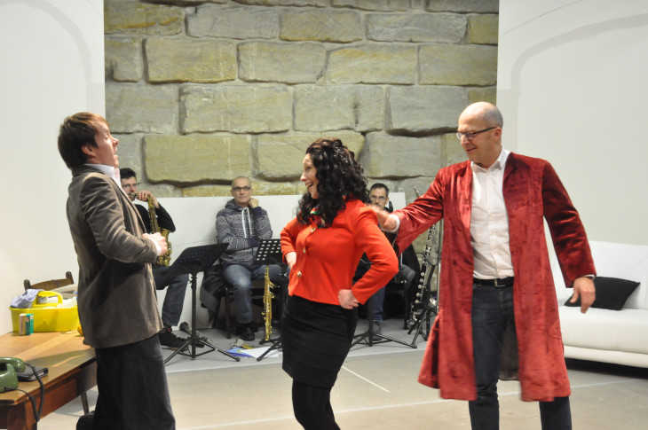 Uberto (rechts) verzweifelt an seinem Personal: Magd Serpina ist aufmüpfig, Diener Vespone faul. Das heitere Singstück soll viele Zuschauer jenseits des klassischen Opernpublikums ins Dehnberger Hof Theater locken. Foto: Kirchmayer
