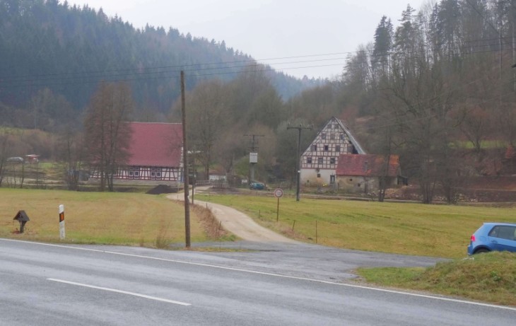 Die Zufahrt zur Harnbachmühle befindet sich in einer unübersichtlichen Kurve. Foto: S. Fuchs
