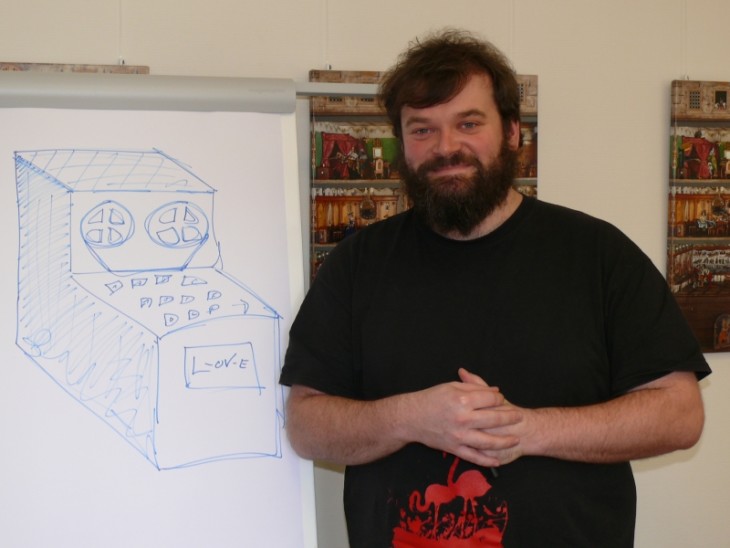 Spontan von der Interviewerin Stefanie Camin gebeten, etwas auf das Flip-Chart zu malen, zeichnete Bird Berlin einfach drauf los. Heraus kam etwas, das zu seiner letzten Ausstellung namens „7. 000. 000$ & 6. 000. 000$“ passte, in der es um bionische Körperteile, ganz wie in der Serie aus den 1970ern „Der Sechs-Millionen-Dollar-Mann“, geht. Foto: S. Camin