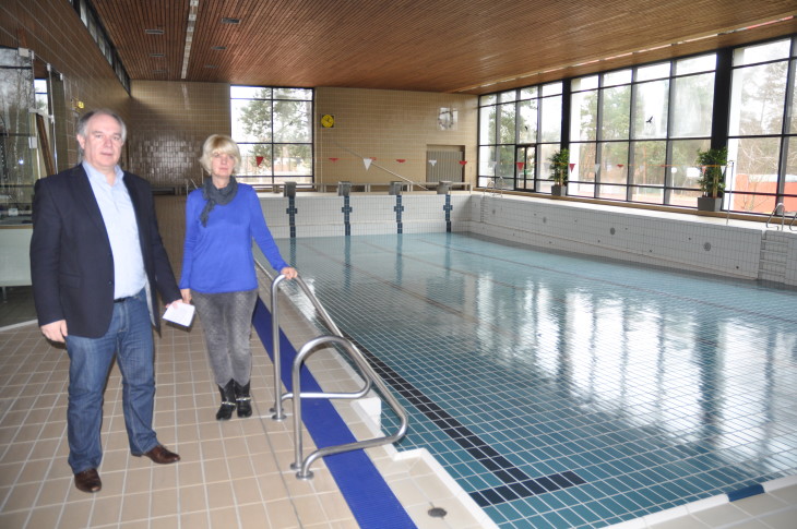 Der Röthenbacher Bürgermeister Klaus Hacker und Marina Petschack vom Bauamt, zuständig für die Bäderverwaltung, haben am Montag sofort reagiert und die Schwimmhalle geschlossen. Foto: Kirchmayer