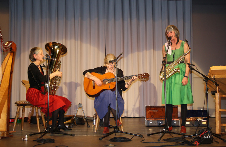 Trocken, hinterfotzig und herzerfrischend – die Multiinstrumentalistinnen Bärbi, Burgi und Moni (v. l. ) begeisterten mit ihrem Programm „Herz sticht“. Foto: Spieß