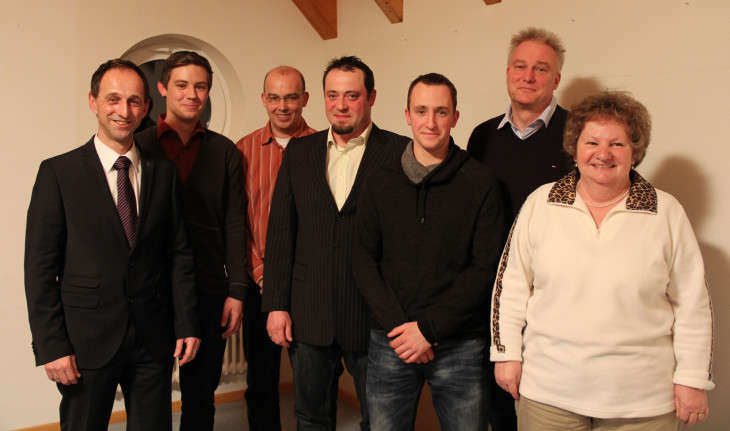 Bürgermeister Michael Schmidt mit den Geehrten Sebastian Leithaus, Dietmar Ehrlich, Volker Fuchs, Daniel Weber, Bernd Graulich und Sieglinde Bräunlein (von links). Foto: Kappes