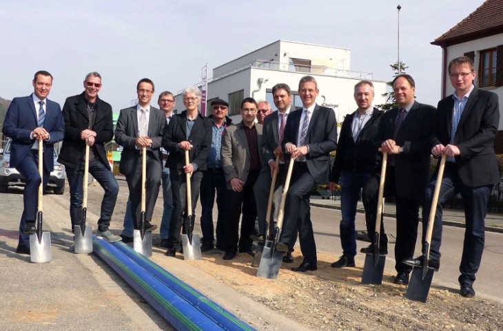 Armin Kroder, Harald Kiesl, Robert Ilg, Peter Uschalt, Stadträte, Vertreter von Naturenergie, Hewa und der Baufirmen begannen mit dem Spatenstich den Bau der Hersbrucker Fernwärmeleitung in der Amberger Straße.