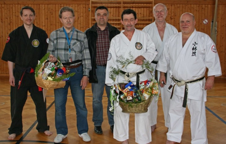 Klaus Oblinger (mit Geschenkkorb und Sportdress) als Antriebsfeder der Karate- und Kobudo-Abteilung des SC Engelthal mit Rainer Dohm, Heinz Stenzel, Bernd Heidner, Michael Rapp und Rainer Seibert (v. links). Foto: D. Haas