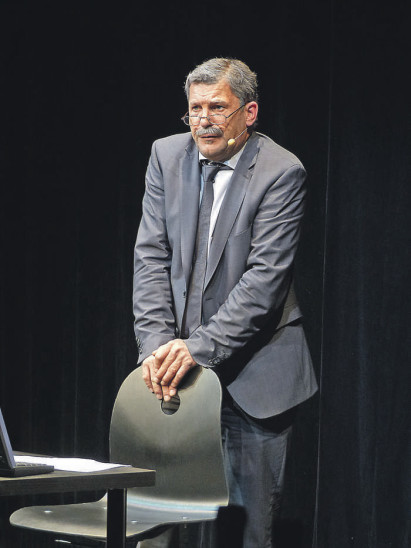 Er ist Söders Mann für Schönreden: Harald Nützel, „bägg in daun“, sprich in Nürnberg. Der Kabarettist Bernd Regenauer hat für sein neues Programm seine Paraderolle wieder aktiviert. Foto: Grzesiek