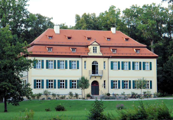 Das Weiherhaus in Feucht erstrahlt in neuem Glanz: Der mittlere Teil tritt nun stärker hervor. Ein Balkon, der darüberliegende Giebel sowie vier Gauben wurden im Rahmen der Sanierungsarbeiten geschaffen und das Haus damit in den Originalzustand versetzt