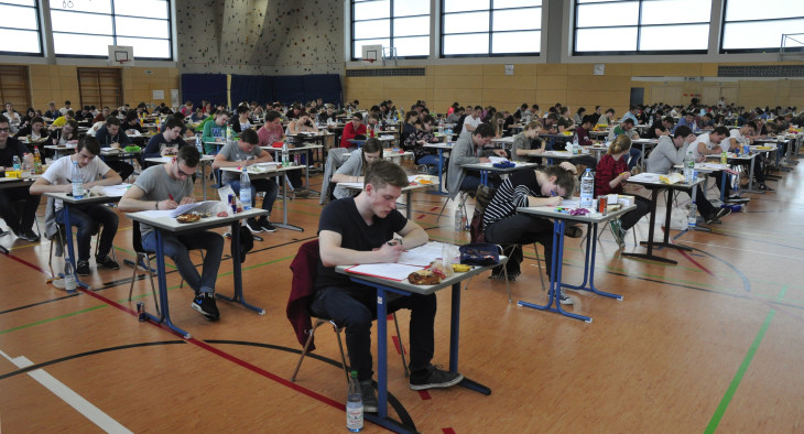 In Lauf brüteten 140 Schüler über den Aufgaben. Foto: Fischer