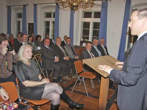 Der stellvertretende Landesvorsitzende der Freien Wähler in Bayern, Landrat Armin Kroder, hielt in Altdorf die Festrede. Fotos: Blinten