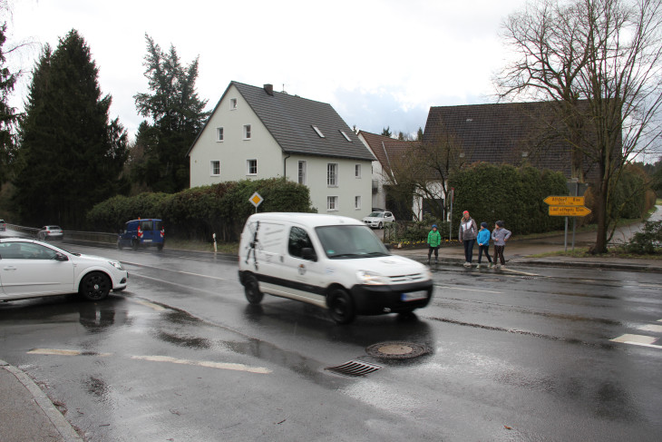 Eine Anwohnerin aus Unterhaidelbach versucht mit drei Kindern, die unübersichtliche Kreuzung im Ort zu überqueren. Für Maxi (links) und seine Schwester Emilia (rechts) gehört dieses Szenario zu ihrem täglichen Schulweg. Foto: Kappes