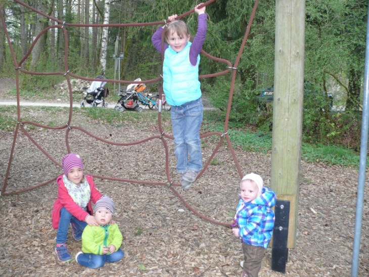 Paula, Henri, Leonie und Marie (v. links) mögen den Spielplatz neben der Edelweißhütte. Foto: S. Camin