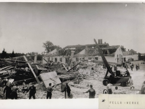 Die Fella-Werke nach einem Bombenangriff. in den Werken arbeiteten viele Kriegsgefangene.