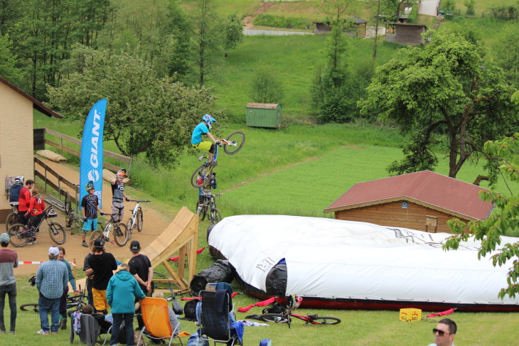 Hier ist für Mountainbiker ausnahmsweise eine weiche Landung garantiert: Nach dem Sprung über die Rampe wartete beim „Bag Jump“ auf die Fahrer am Osternoher Lifthang ein Riesen-Luftkissen. Fotos: U. Schuster