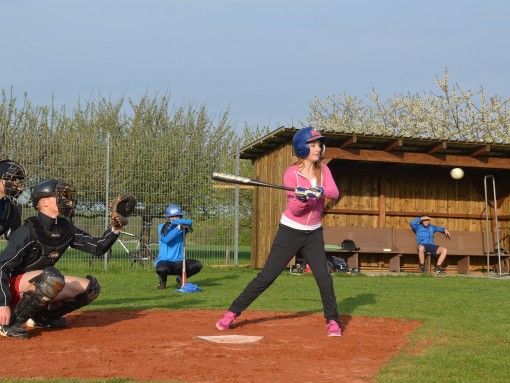 Frau am Schläger, beim Baseball in Eismannsberg keine Seltenheit: Die Ice Sharks treten mit einer gemischten Mannschaft in der Bezirksliga an