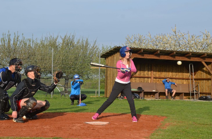 Frau am Schläger, beim Baseball in Eismannsberg keine Seltenheit: Die Ice Sharks treten mit einer gemischten Mannschaft in der Bezirksliga an