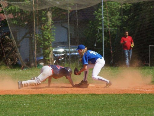 Staubige Angelegenheit: Um zu gewinnen, müssen sich die Spieler nicht selten auch einmal in den Dreck werfen, um rechtzeitig die Base zu erreichen.