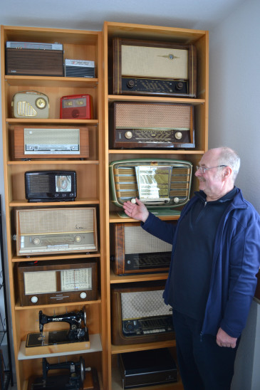 Günter Kirsch zeigt einige seiner Radio-Schätze, die er auf Trödelmärkten gefunden und die nun alle dank seiner Reparaturkünste wieder einwandfrei funktionieren. Foto: Christine Popp