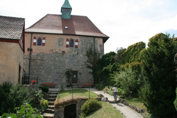 Im Burgstübchen auf Burg Hohenstein (rechts) können sich Heiratswillige künftig trauen lassen. Archivfoto: Elke Bodendörfer