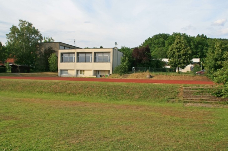 Das leer stehende Hauptschulgelände in Engelthal. Nachdem sich bisher kein Investor gefunden hat, der das gesamte Gelände kauft und einer anderen Nutzung zuführt, prüfen die Gemeinde und der Schulverband derzeit die Umwandlung in ein Baugebiet, was aber den Abriss aller oder der meisten Gebäude bedeuten würde. Vorne im Bild der Rasenplatz, dahinter der Hartplatz, rechts im Hintergrund die neue und größere Turnhalle, links im Vordergrund die alte und kleinere Turnhalle sowie daneben und dahinter die weiteren Gebäudeteile. Foto: D. Haas