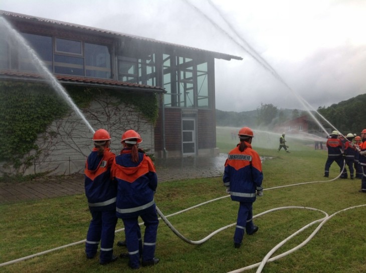 Mit großem Eifer bekämpften die Jugendfeuerwehrlehrer den „Brand“ an der Turnhalle der Grundschule. Foto: privat