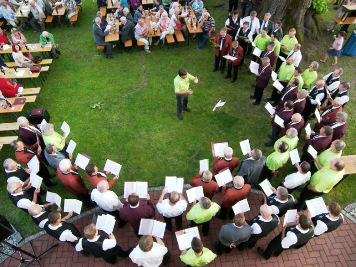 Der Schlosshof bot ein herrliches Ambiente für Chöre und Publikum. Foto: H. Neitz