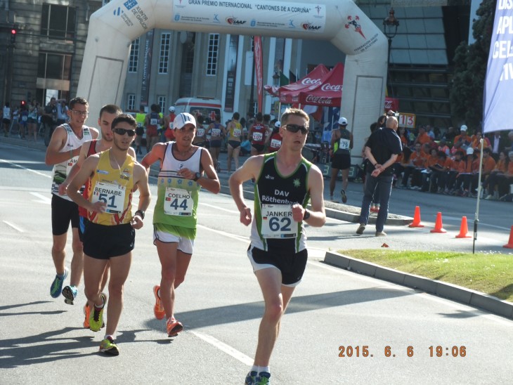 Ging als einer von nur wenigen Amateuren mit den Weltklasse-Gehern beim Wettkampf im spanischen La Coruña auf die Strecke: Andreas Janker (rechts) vom DAV Röthenbach. Am Ende holt er einen starken 57. Platz. Foto: Raul Seoane Ruiz