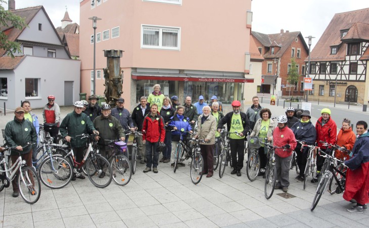 Das Waldgebiet an der Moserbrücke war Ziel der Radeltour-Teilnehmer, die am Sparkassenplatz in Feucht starteten. Sie hoffen auf eine Mehrheit für den Erhalt des Waldgebiets beim Bürgerentscheid am 26. Juli. Foto: Blinten