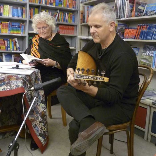 Premierenlesung mit Oud-Musik: Autorin Doris Cramer und Musiker Ntinos Zarifopoulos. Foto: Voss