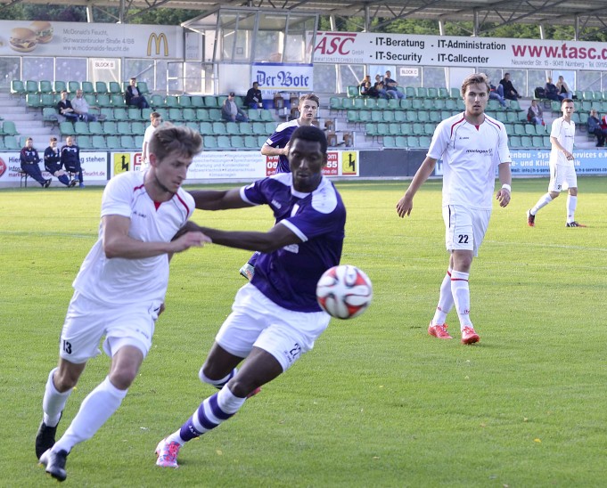 Andreas Reuß im Zeikampf mit Alassane Kane vom Regionalligisten Eintracht Bamberg. Foto: Istel