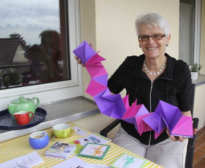 Hier wird gerade ein Hexenbüchlein aufgedröselt. Schreib-Pädagogin Ursula Muhr hat zahlreiche Ideen, wie mit Kindern Texte erarbeitet, Geschichten geschrieben und Bücher gestaltet werden können. Foto: Spandler