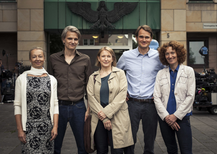 Am Dienstag fiel die erste Klappe für den neuen „Franken-Tatort“. Dabei bei den Dreharbeiten sind (von links): Uli Putz (Produzentin), Andreas Senn (Regisseur), die Schauspieler Dagmar Manzel und Fabian Hinrichs sowie Stephanie Heckner (BR-Redakteurin). Das Nürnberger Polizeipräsidium diente als Kulisse für dieses Gruppenbild. Foto: Bayerischer Rundfunk/Hagen Keller