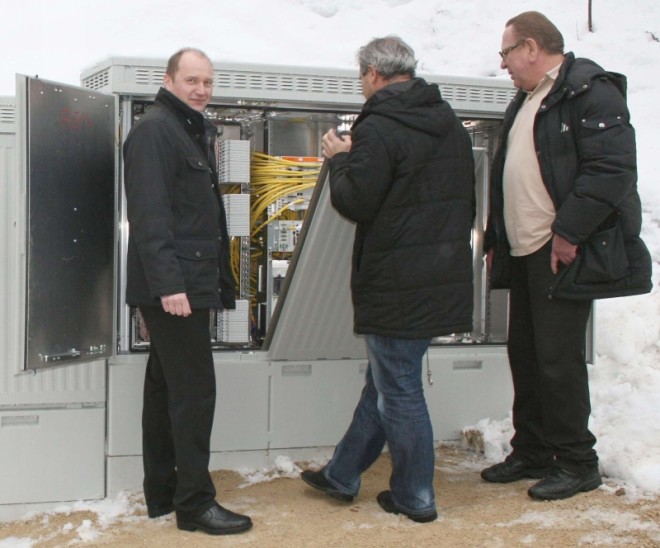 Bereits im Dezember 2010 wurde am Wachtberg der erste Verteilerkasten – damals Endpunkt eines Glasfaserkabels aus Richtung Rupprechtstegen – aufgebaut. Mit dabei war Bürgermeister Herbert Seitz (l. ) Foto: Fuchs