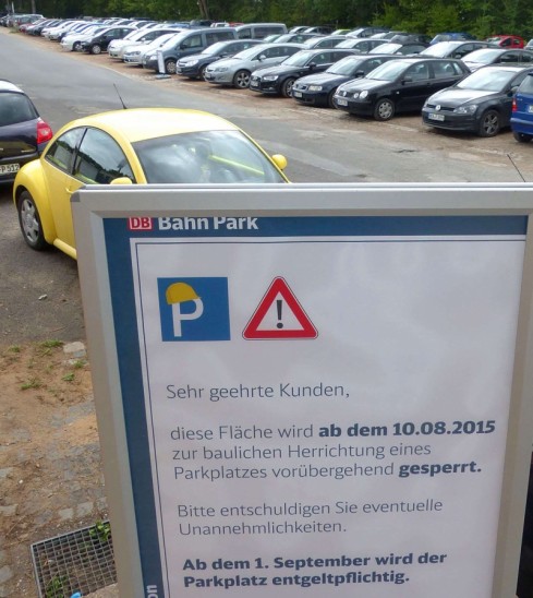 Die Parkplätze im Süden des Hersbrucker Bahnhofs rechts werden kostenpflichtig – für die Monatskarte sind 22 Euro fällig. Foto: J. Ruppert