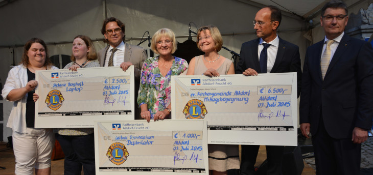 10. 000 Euro Reinerlös der diesjährigen Benefiz-Aktion des Altdorfer Lions-Clubs wurden gesplittet und so in drei Fällen wertvolle Hilfe geleistet. Vor dem Konzert mit Wolfgang Haffner, wurden die Schecks überreicht. Das Bild zeigt (v. r. ): Schatzmeister Manfred Göhring, Lions-Präsident Dr. Michael Wengler, Pfarrerin Ursula Kronenberg, Oberstudiendirektorin Regina Fleischer, Leibniz-Gymnasium, Past-Präsident Christian Meyer-Günderoth, Stefanie Berghoff und ihre Betreuerin. Foto: Lorenz Märtl