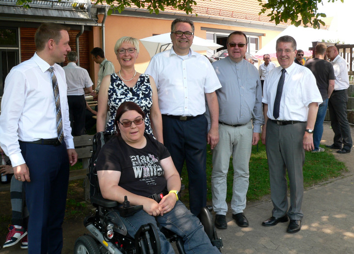 Freuten sich gemeinsam über die Fertigstellung der Arbeiten und die hohen Spenden: Landrat Kroder, Ingrid Schön, Karl Schulz, Dekan Jörg Breu, Bürgermeister Erich Odörfer und eine Nutzerin der neuen Einrichtung.
