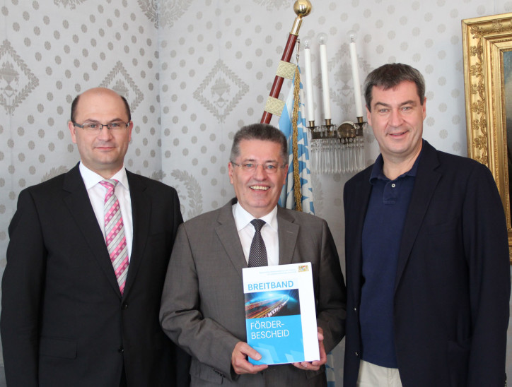 Staatsminister Dr. Markus Söder (rechts) und sein Staatssekretär Albert Füracker (links) überreichten gestern in München an Bürgermeister Erich Odörfer den Förderbescheid. Foto: Ministerium