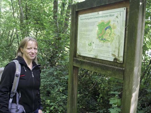 Die Schwarzenbrucker Biologin Tanja Kaiser ist regelmäßig im Moor unterwegs und beobachtet mit Sorge die dortige Entwicklung. Schulklassen erläutert die Natur-Pädagogin die Bedeutung des Naturschutzgebiets, das unter anderem Heimat für die seltene Sumpfcalla und 13 weitere besonders geschützte Pflanzen ist