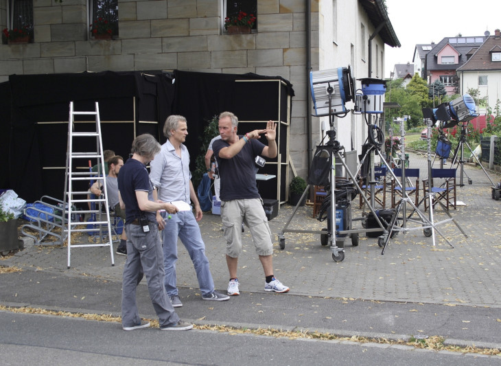 Am „Tatort“-Schauplatz: Regisseur Andreas Senn (Mitte) bespricht mit dem Kameramann die Anfahrtsszene