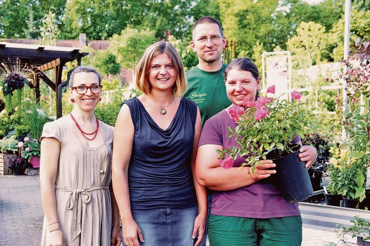 Franca Brandmüller und Kerstin Tichatschke (Integrationsbegleitung der Lebenshilfe Nürnberger Land) sowie Lidija Onofrasch mit ihrem neuen Chef Wolfgang Geiger, Baumschule Geiger (v.l.)