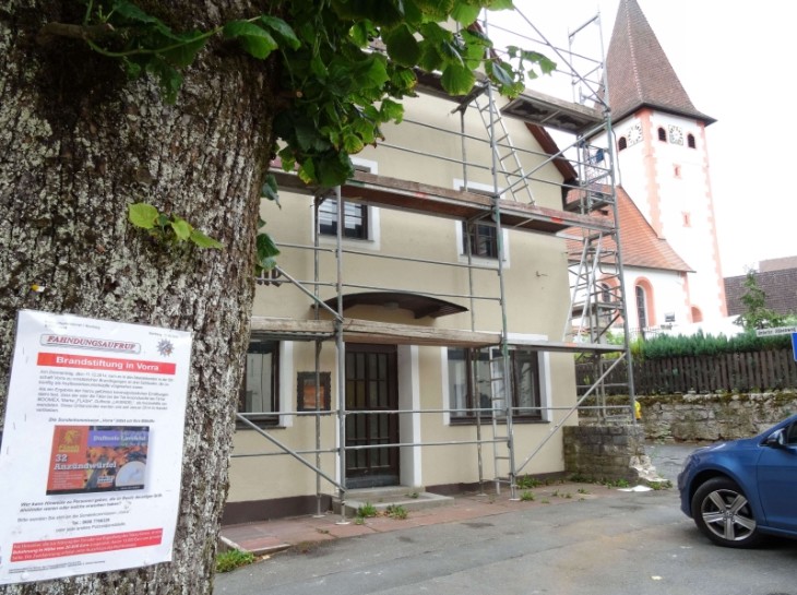 Nach dem Brandanschlag ist der ehemalige Gasthof „Goldene Krone“ noch immer eingerüstet. Foto: S. Fuchs