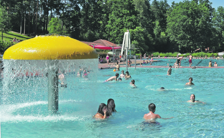 Schon am frühen Nachmittag ist das Nichtschwimmerbecken im Laufer Freibad gut gefüllt, die Kinder und Jugendlichen toben sich auf der Rutsche oder unter dem Pilz aus.