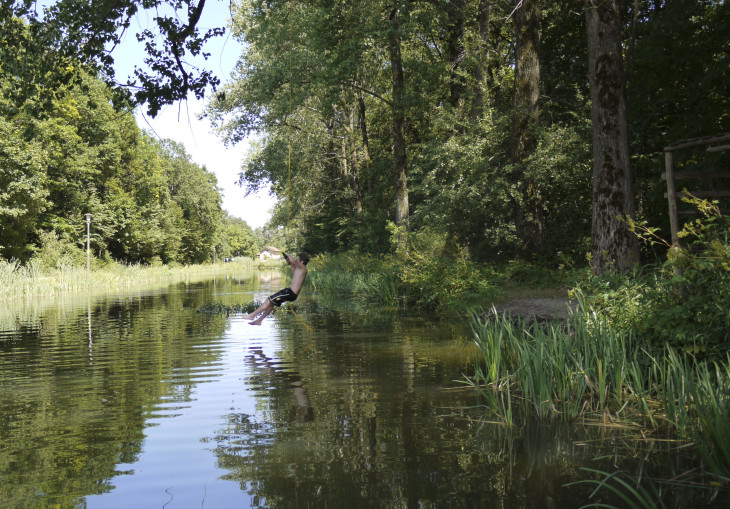 Ein beherzter Sprung – und Abkühlung folgt. Der Kanal heizt sich nicht so schnell auf und ist ein paar Grad kälter als Freibäder und Seen