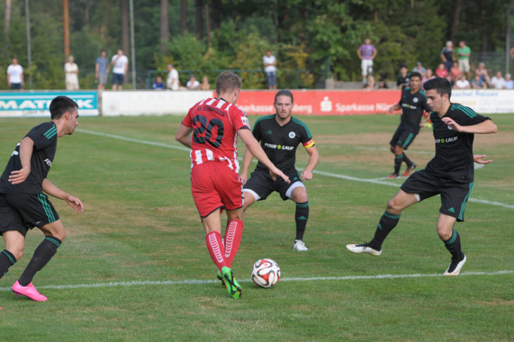 Mit vereinten Kräften versuchten die SKL-Kicker, die technisch überlegenen Spieler des SV Seligenporten in den Griff zu bekommen. Foto: P. Baer