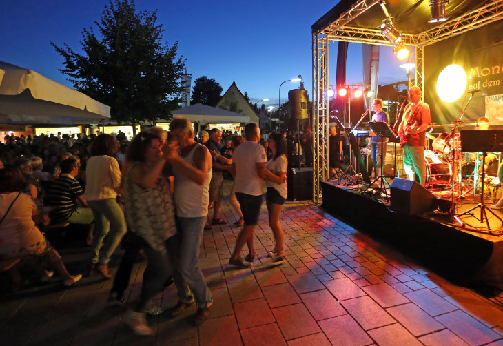 Ende August lockte der Mondscheinmarkt wieder zahlreiche Besucher auf den Plärrer in Schwarzenbruck.   Foto: Rösler