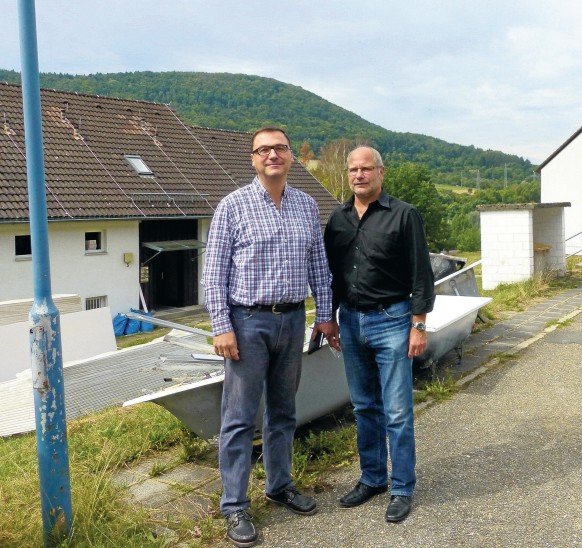 Stephan Krimm und Thomas Schmidt (rechts) vor den Häusern.