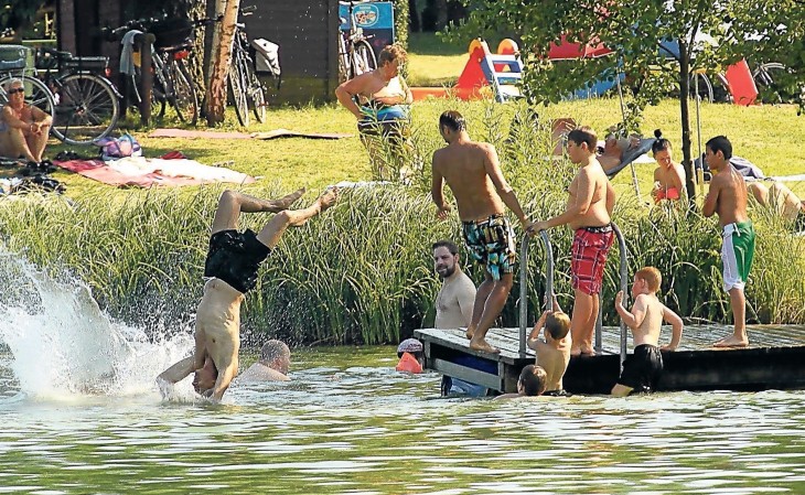 Heiß begehrt war bei vielen in diesem Sommer ein Sprung in den Baggersee. Jetzt ließ ihn das Landratsamt „zur Sicherheit“ auf PFT untersuchen. Archivfoto: J. Ruppert