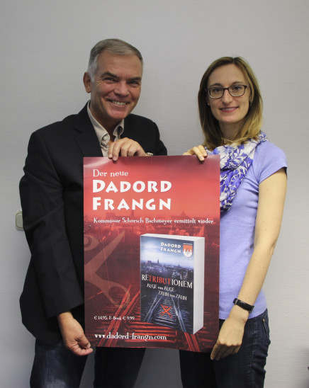 So sieht er aus, der neue Band von „Dadord Frangn“. Stolz präsentieren Julia Seuser und Roland Geisler das Plakat ihrer ersten Koproduktion. Foto: Spandler
